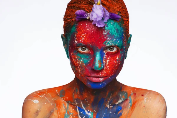 Δημιουργική φανταστική μακιγιάζ χρησιμοποιώντας πολύχρωμα χρώματα στο μοντέλο — Φωτογραφία Αρχείου