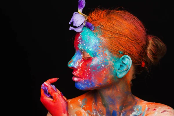 Model üzerinde renkli boyalar kullanarak Yaratıcı fantastik makyaj