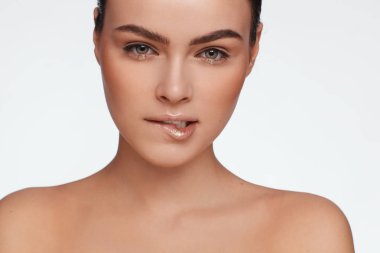 Toplanan saç ve çıplak omuzları ile güzel bir kadının portresi. Stüdyo fotoğraf
