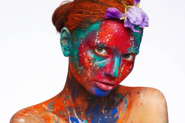 Model üzerinde renkli boyalar kullanarak Yaratıcı fantastik makyaj