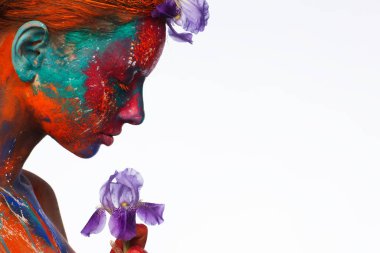 Model üzerinde renkli boyalar kullanarak Yaratıcı fantastik makyaj