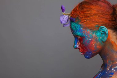 Model üzerinde renkli boyalar kullanarak Yaratıcı fantastik makyaj