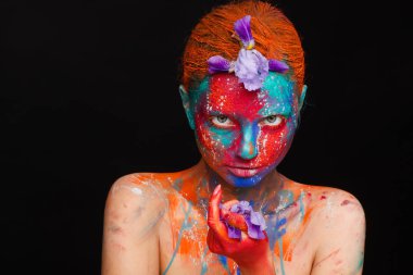 Model üzerinde renkli boyalar kullanarak Yaratıcı fantastik makyaj