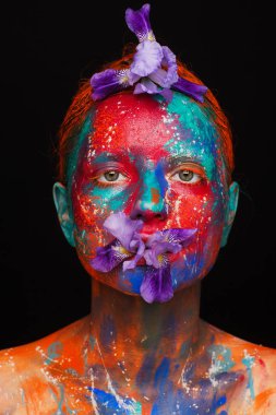Model üzerinde renkli boyalar kullanarak Yaratıcı fantastik makyaj