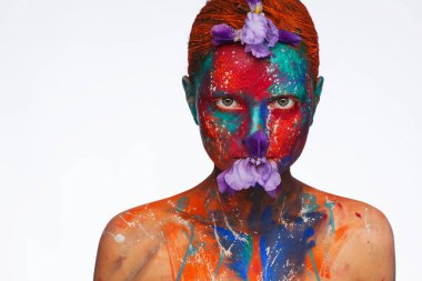 Model üzerinde renkli boyalar kullanarak Yaratıcı fantastik makyaj