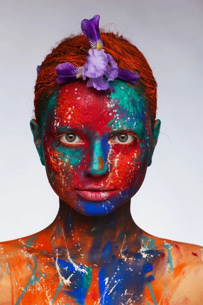 Kreatywny fantastyczny makijaż za pomocą kolorowych farb na modelu — Zdjęcie stockowe