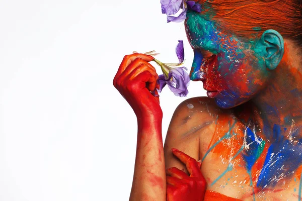 Model üzerinde renkli boyalar kullanarak Yaratıcı fantastik makyaj