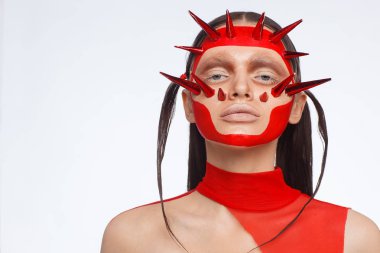 Yaratıcı makyaj ve saç ile olağanüstü bir model portresi. Stüdyo fotoğraf oturumu
