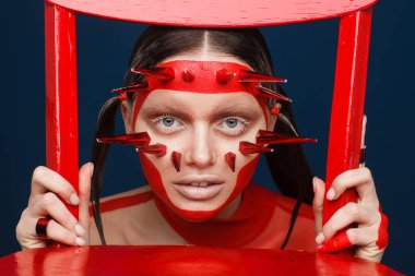 Yaratıcı makyaj ve saç ile olağanüstü bir model portresi. Stüdyo fotoğraf oturumu