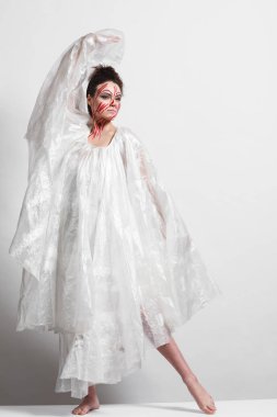 Sellophane ve yaratıcı makyaj yapılmış bir yağmurluk modeli