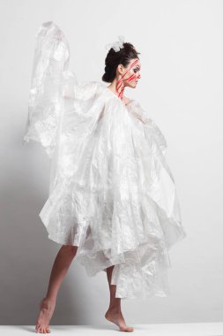 Sellophane ve yaratıcı makyaj yapılmış bir yağmurluk modeli