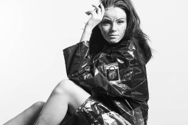 Selofan ve yaratıcı makyaj yapılmış siyah bir yağmurluk modeli