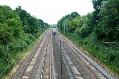 Hızlı tren raylara yolcu treniyle seyahat