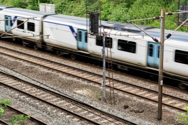 Tren rayların üzerinde hareket tren hareket halinde olduğunu
