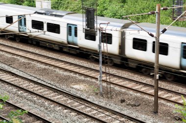 Tren rayların üzerinde hareket tren hareket halinde olduğunu