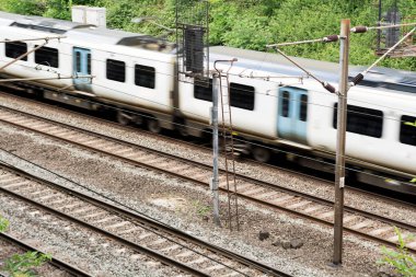 Tren rayların üzerinde hareket tren hareket halinde olduğunu
