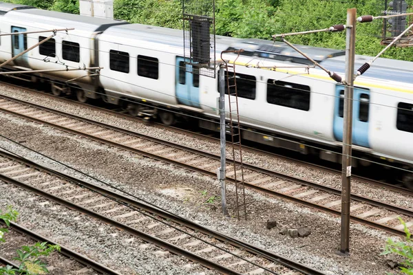 Tren rayların üzerinde hareket tren hareket halinde olduğunu