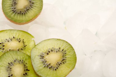 Buzda düzenlenmiş taze kivi dilimlenmiş