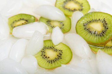 Buzda düzenlenmiş taze kivi dilimlenmiş