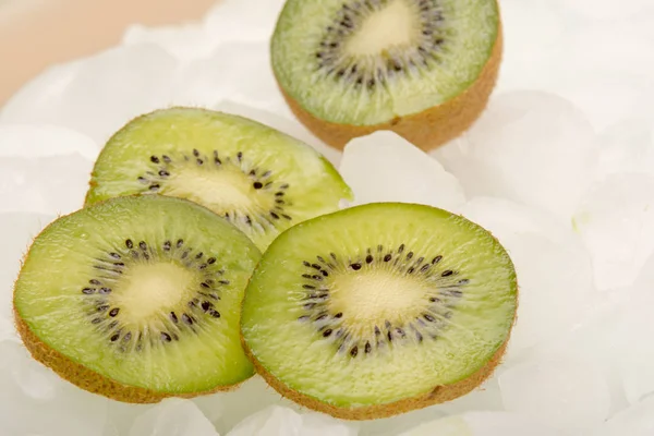 Buzda düzenlenmiş taze kivi dilimlenmiş