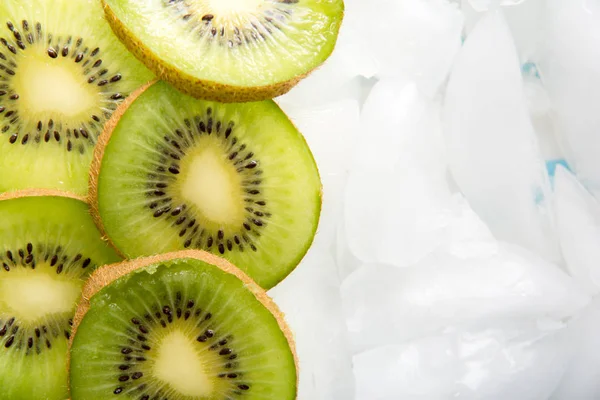 Buzda düzenlenmiş taze kivi dilimlenmiş