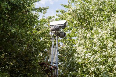 Video kaydı ağaçların arkasında gizli Cctv kamera