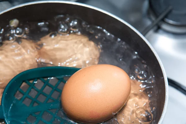 Готовить Вареные Яйца Кастрюле Кипящей Водой — стоковое фото