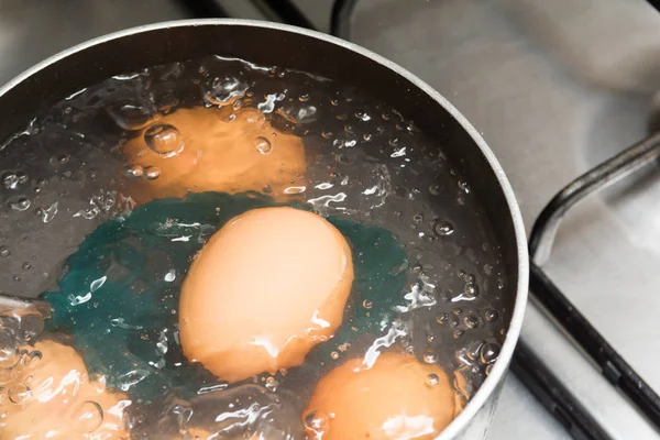 Приготування Варених Яєць Сковороді Окропу — стокове фото