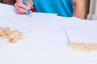 Kalem ve kağıt ile yeni bir iş fikri beyin fırtınası