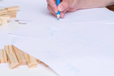 Kalem ve kağıt ile yeni bir iş fikri beyin fırtınası