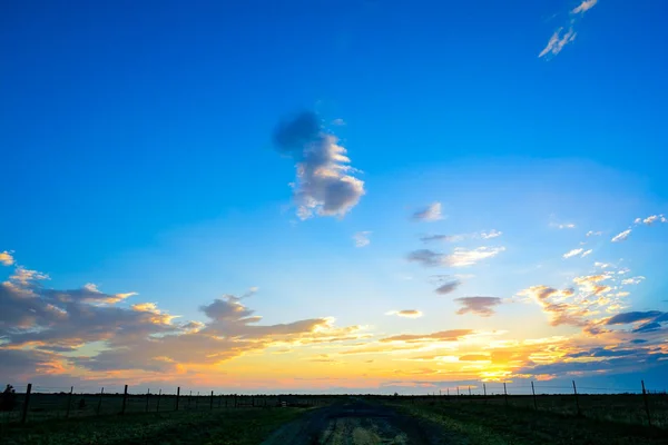 Vägen Som Leder Till Horisonten Över Solnedgång Landskap — Stockfoto