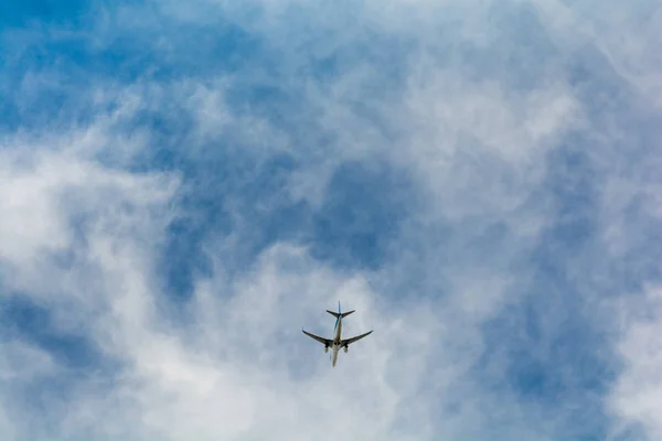 Låg Vinkel Syn Passagerare Som Flyger Över Huvudet — Stockfoto