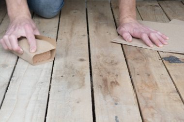 Adam doğrama ticaret zımpara kağıdı ile çalışma