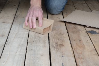 Adam doğrama ticaret zımpara kağıdı ile çalışma
