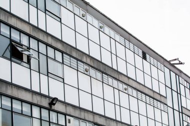 Koşmak aşağı ve kullanılmayan ofis binasının dış