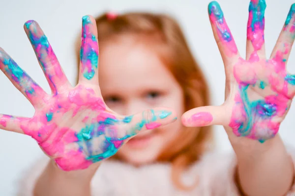 Niño Feliz Jugando Con Pintura Chica Tiene Pintura Las Manos — Foto de Stock