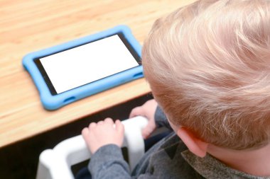 Çocuk öğrenmek ve oyun oynamak için bir tablet cihazı kullanarak, model genç çocuk