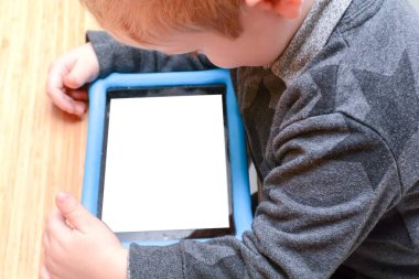 Çocuk öğrenmek ve oyun oynamak için bir tablet cihazı kullanarak, model genç çocuk