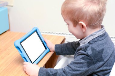 Çocuk öğrenmek ve oyun oynamak için bir tablet cihazı kullanarak, model genç çocuk