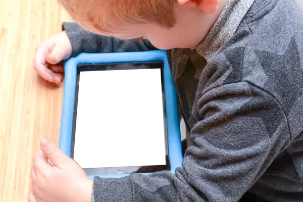 Çocuk öğrenmek ve oyun oynamak için bir tablet cihazı kullanarak, model genç çocuk