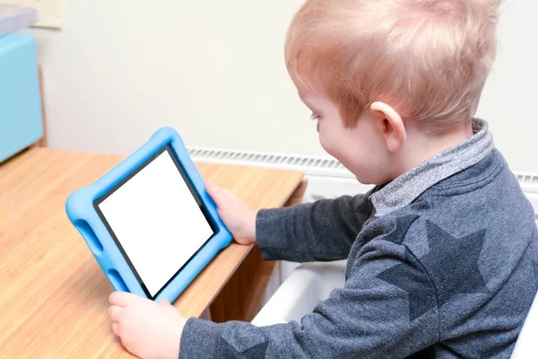 Çocuk öğrenmek ve oyun oynamak için bir tablet cihazı kullanarak, model genç çocuk