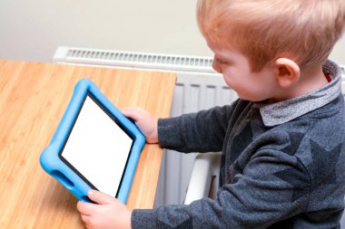 Çocuk öğrenmek ve oyun oynamak için bir tablet cihazı kullanarak, model genç çocuk