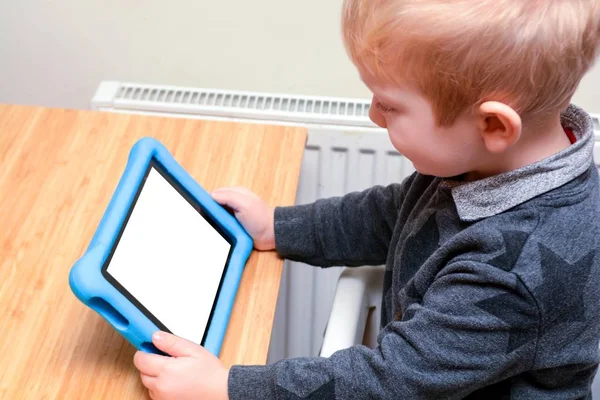Çocuk öğrenmek ve oyun oynamak için bir tablet cihazı kullanarak, model genç çocuk