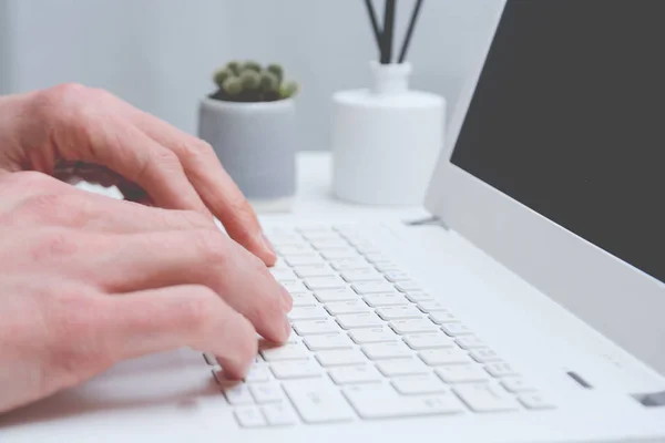 Mann Verschickt Mit Laptop Mails Aus Dem Büro — Stockfoto