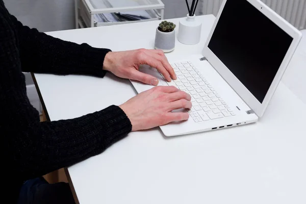 Ember Használ Egy Laptop Hoz Küld Elektronikus Levél Ból Hivatal — Stock Fotó