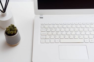 Dizüstü bilgisayar boş ekran ile modern ofis masasında