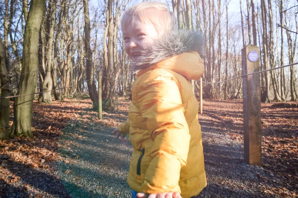 Мальчик Смеется Бегает Веселится Играя Лесу — стоковое фото