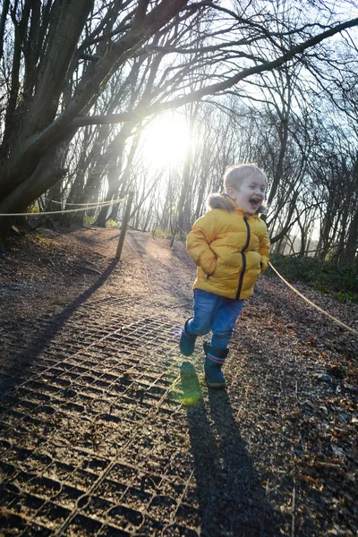 Мальчик Играющий Лесу Счастлив Беззаботен — стоковое фото