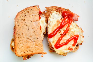 Taze beyaz bir tabağa salamlı sandviç yaptı