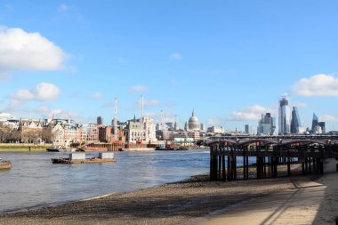 Thames Nehri Londra 'da maruz kum ile düşük gelgit. Arka planda şehir görünümü